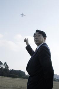 成田空港周辺で航空機騒音を体感する市長