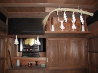 写真：漁師の家の仏壇・神棚の様子