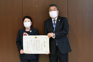 写真：表彰された志摩委員と内田市長