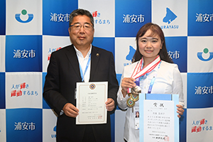 写真：佐藤真理子選手と市長の記念撮影の様子