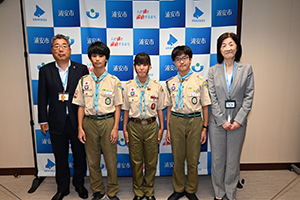 写真：「富士スカウト章」「菊スカウト章」を受章したスカウトの皆さんと市長との記念撮影