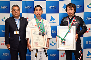  写真：奥選手、堀口選手と内田市長の記念撮影