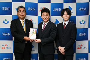 写真：株式会社ワイズマート代表取締役社長らと市長