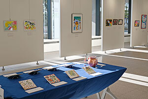 写真：障がい者アート展の陶芸や絵画作品の展示