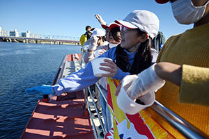 写真：稚貝放流の様子