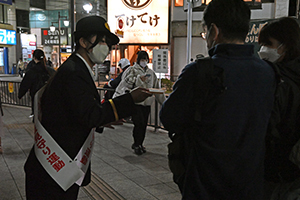 写真：啓発物資を配る様子