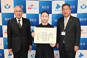 写真：市長賞の受賞者との記念撮影