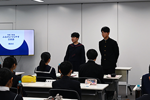 写真：自己紹介をする塾生