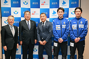 写真：市長、監督、選手、チームの代表の集合写真