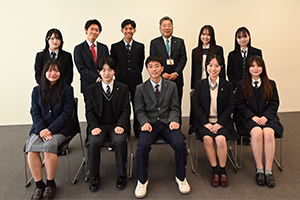 写真：青少年海外派遣団の皆さんと市長の記念写真