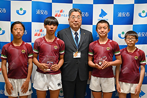 写真：選手4人と市長