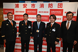 写真：消防団長・副団長と市長との記念撮影