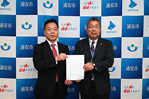 写真：要望書を持つ市長と舞浜三丁目自治会長