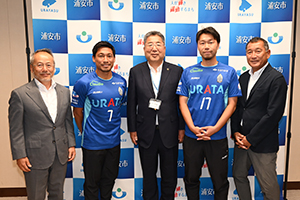 写真：ブリオベッカ浦安・市川の皆さんと市長の記念撮影