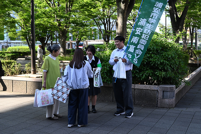 写真：啓発物品の配布の様子