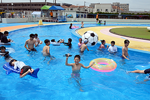 写真：流れるプールで子供たちが遊ぶ様子