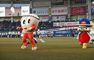 写真：ご当地キャラダービーで優勝するあっさり君