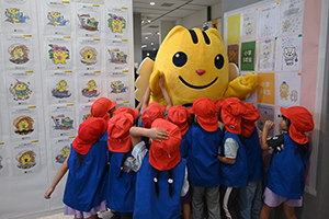写真：子供とめいすいくんが触れ合う様子