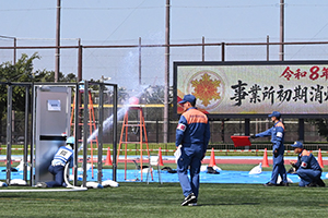写真：屋内消火栓設備を活用した消火活動
