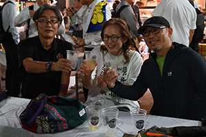 写真：お酒を楽しむ人の様子
