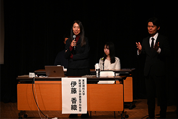 写真：講演する伊藤香織氏