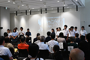 写真：平和使節団の報告会の様子