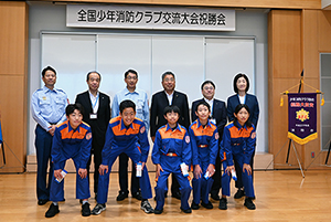 写真：出場メンバーと来賓の記念写真