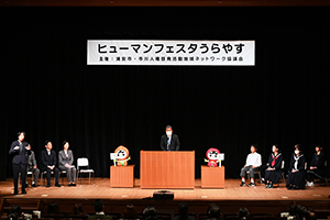 写真：開会のあいさつをする市長