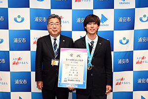 写真：栃木選手と市長の記念写真