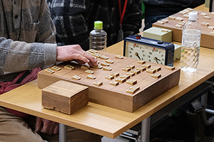 写真：将棋の駒を打つ様子