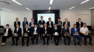 写真：感謝状を贈呈した皆さんと市長の記念撮影