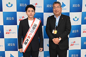 写真・浦安市PR大使の泉澤さんと内田市長との記念撮影