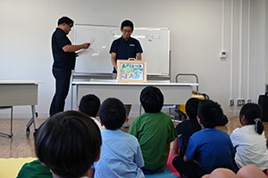 烏川流域森林組合の方による紙芝居での説明の様子