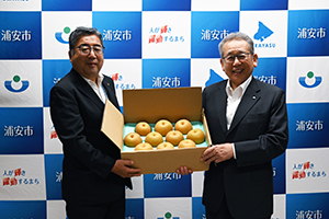 写真：市川の梨寄贈式の様子