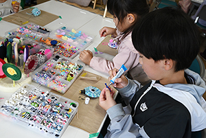写真：ワークショップで作品を作る男の子