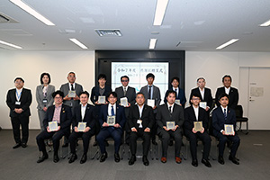 感謝状を贈呈した皆さんと市長の記念撮影