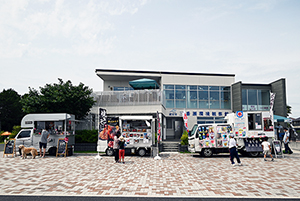 写真：三番瀬環境観察館外観とキッチンカー