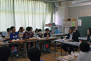 写真：みんなで給食をいただいている様子