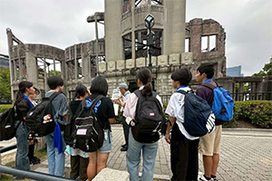 写真：平和記念公園内見学の様子