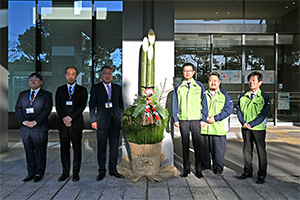 市長・副市長と浦安市緑化事業協同組合の皆さんの記念撮影