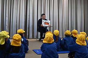 市長が園児に読み聞かせしている様子