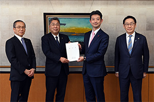 熊谷千葉県知事に内田市長から要望書を手交している様子。両脇に松戸船橋市長と田中市川市長が写っている。