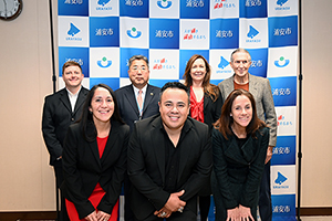 ランナーの皆さんと市長の記念撮影