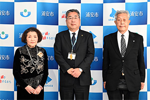 大塚会長・宇田川副会長と市長の記念撮影
