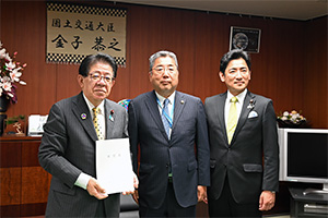 金子国土交通大臣と内田市長、うすい参議院議員の記念撮影
