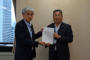 内田市長が厚生労働省老健局長へ要望書を提出している写真