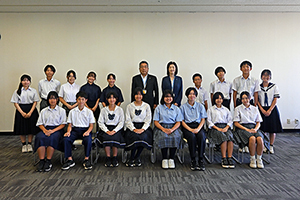 写真：平和使節団の皆さんと市長、教育長の記念写真