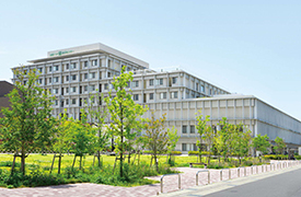 写真：東京ベイ・浦安市川医療センターの外観