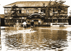 浸水した浦安小学校の写真