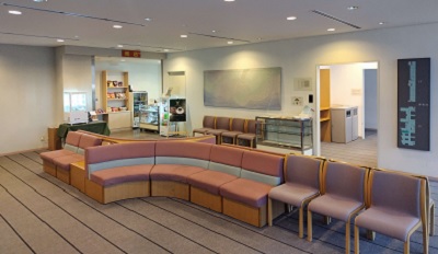 2階ロビーと売店の写真